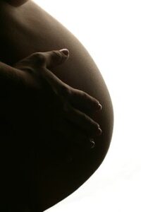 héroïne enceinte - ventre grossesse