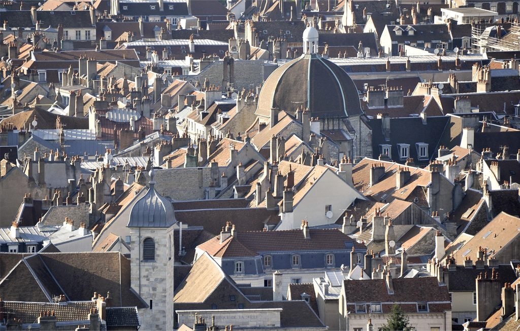 Vue sur le centre de Besançon, théâtre de J'AI TOUT VU, l'histoire de la solitude d'une femme dans la rue