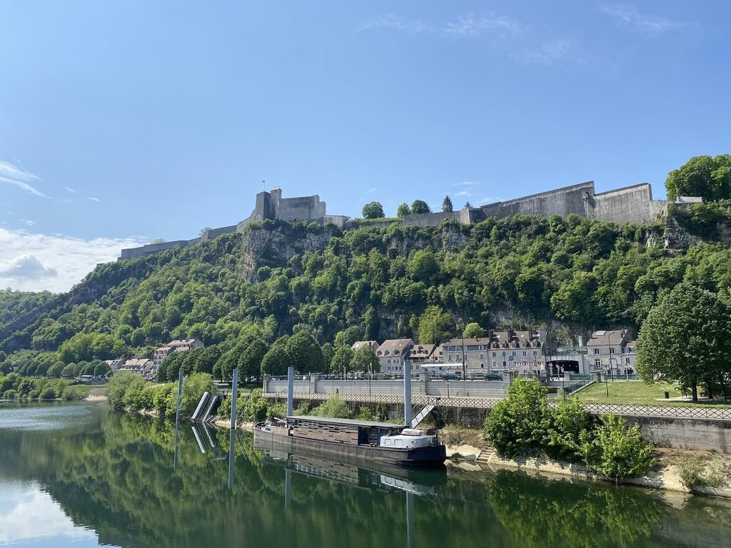 La citadelle de Besançon, vue depuis le bord du Doubs, berges théâtre de "J'AI TOUT VU".